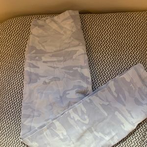 Super cute camp lulu kapri leggings 😻